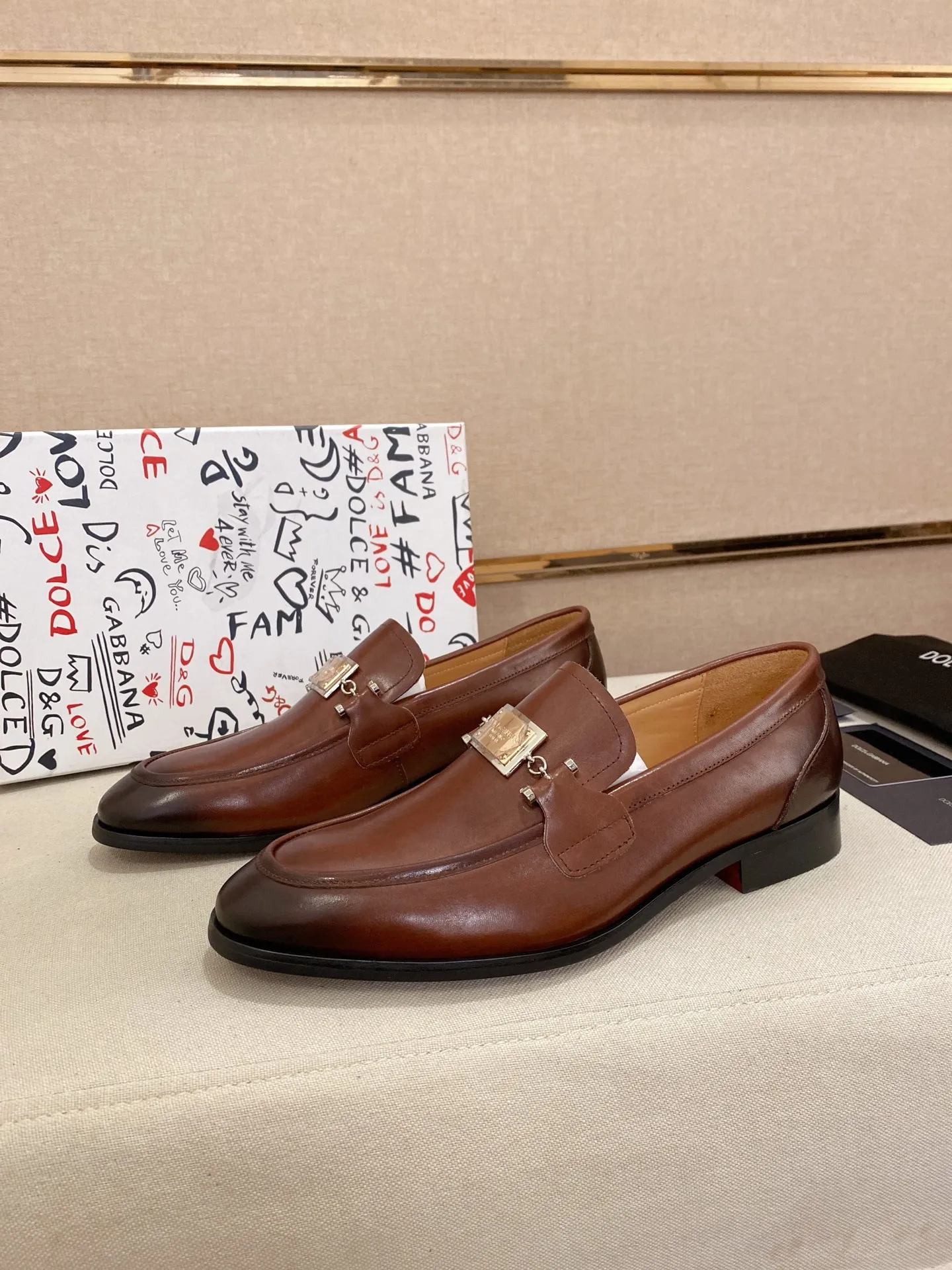 Men's clothing and shoes💰 520💰🌲DG top-notch🔍🔍men's new leather shoes🚹sold at the same time⚠The uppers are imported cowhide from Italy, the entire imported cowhide lining, and imported accessories💪💪, completely 1⃣️ vs. 1⃣️🇮🇹 💪💪, ⚠Sole: The original sole is specially provided by the original factory, the exclusive movable molded sole is super comfortable, ⚠Original factory follow-up goods, 🔍🔍high quality, can be entered and exited at will, welcome to compare ⚠Size number: 38-44. Can be customized 45 non-returnable